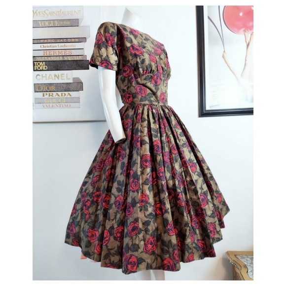 SOLD🌺 Vintage 50s cotton rose print dress pleated full skirt and tie waist - Picture 2 of 10
